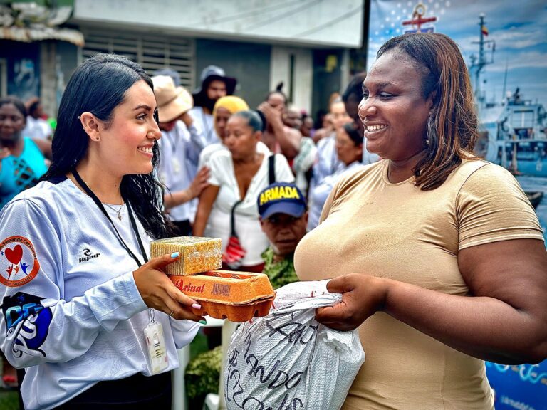 Entrega de paquetes alimentarios y concentrado para mascotas - Sumando Corazones